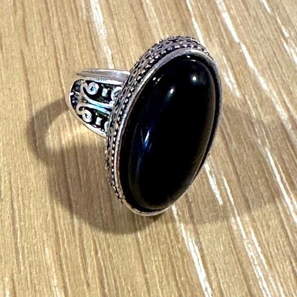 Jewelry - Size 7 vintage ring